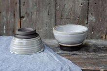 Carica l'immagine nel visualizzatore di Gallery, Scodella con base nera La Topaia