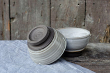 Carica l'immagine nel visualizzatore di Gallery, Scodella con base nera La Topaia