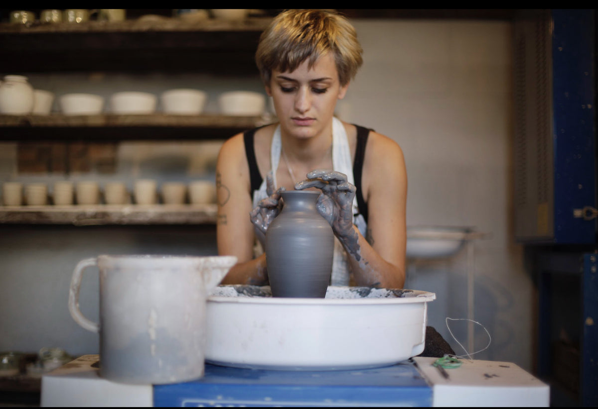 La Topaia di Arianna Badini lavoratorio di ceramica in gres organizza corsi di ceramica e tornio in provincia di Piacenza vicino a Milano